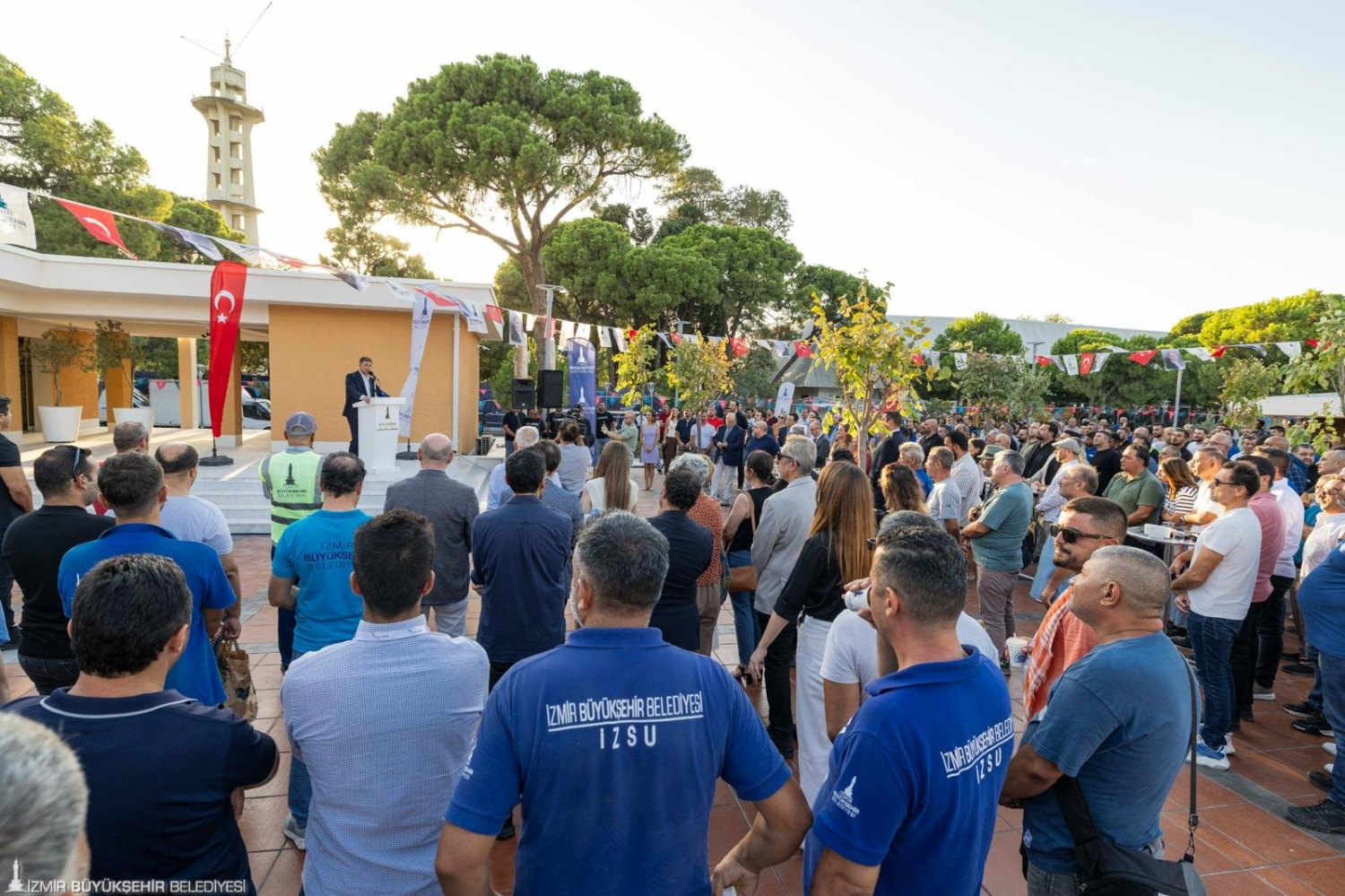 Başkan Tugay Kültürpark Göl Gazinosu’nu işçilerle açtı
